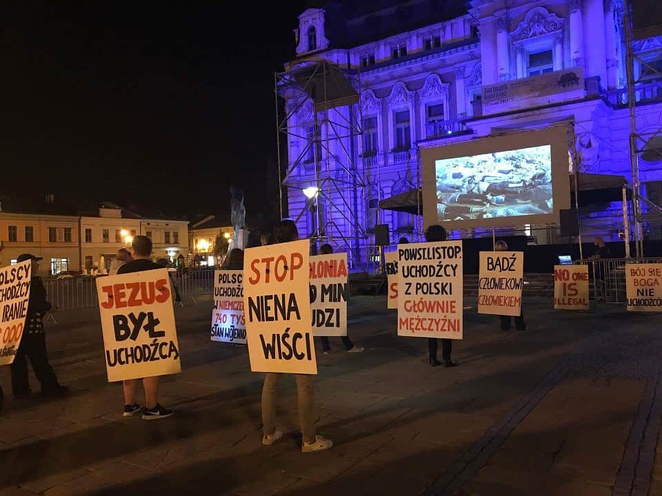 KOD-ziarzy, którzy demonstrowali za przyjmowaniem uchodźców, obrzucono jajkami i petardami