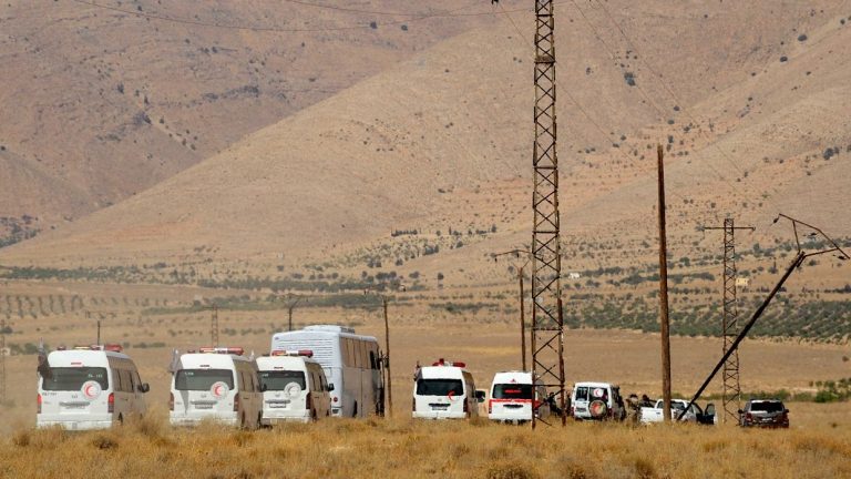 Konwój z bojownikami ISIS z zachodniego Kalamuna przybył do prowincji Homs