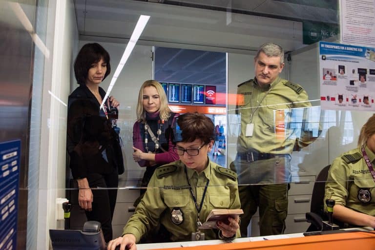 Syryjczycy udający Bułgarów zatrzymani na lotnisku w Modlinie