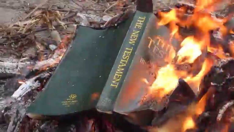 Na Przystanku Woodstock spalono Biblię