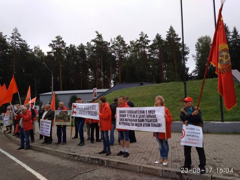 Białorusinów, którzy chcieli oddać hołd polskim oficerom zamordowanym w Katyniu, powitał OMON i rosyjscy demonstranci