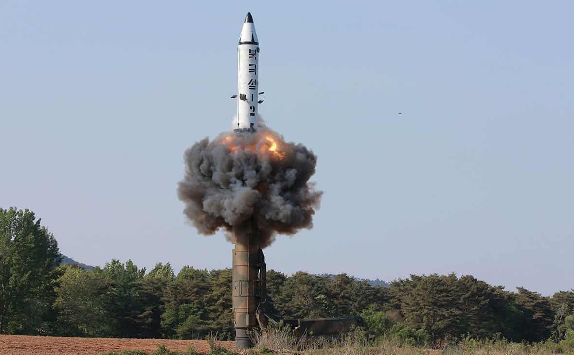 Korea Północna wystrzeliła trzy rakiety balistyczne