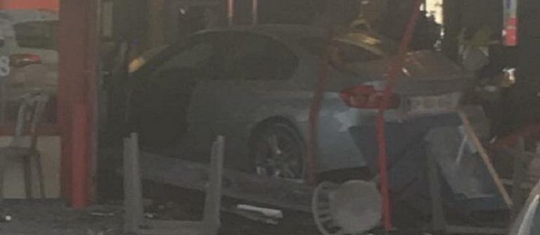 Na przedmieściach Paryża samochód wjechał z impetem w pizzerię