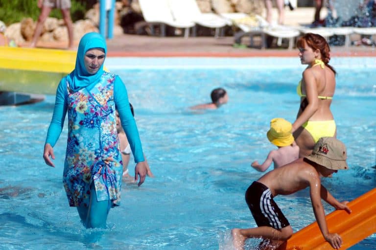 Prezydent Czech stwierdził, że burkini na pływalniach nie powinny być tolerowane
