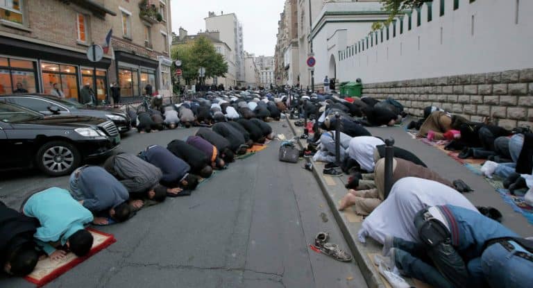 Francuski imam odprawiał modły na środku ulicy oraz nawoływał do zabijania chrześcijan przy biernej postawie policji