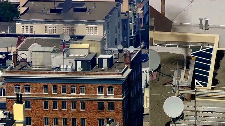 Z komina rosyjskiego konsulatu w San Francisco wydobywał się czarny dym.