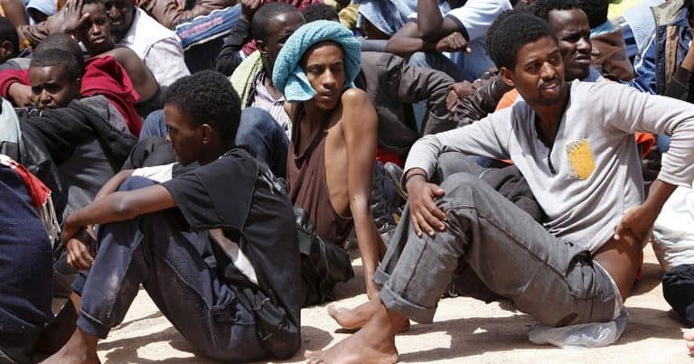Imigranci blokowali drogę, kierowca polskiego samochodu nie zatrzymał się, ale dodał gazu /film/