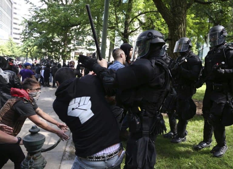 Amerykańska policja kontra bojówkarze z Antify