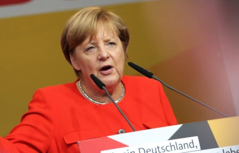 Merkel obrzucona pomidorami