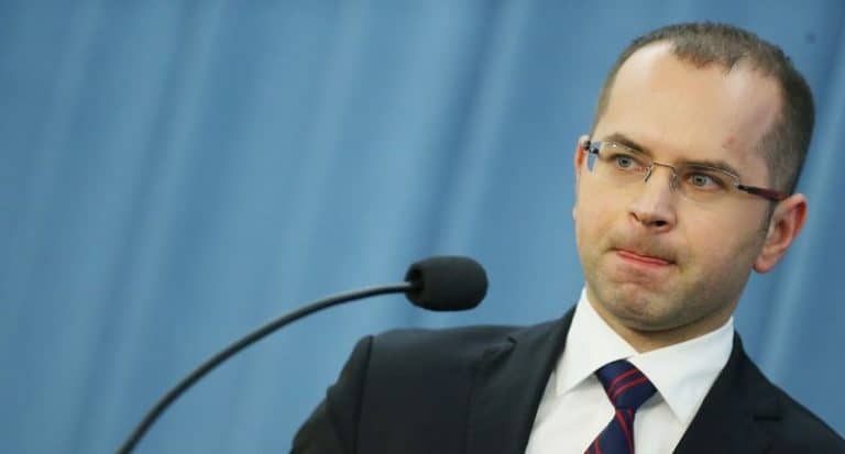 Chamskie zachowanie posła Szczerby. Stwierdził, że nie musi czekać w kolejce