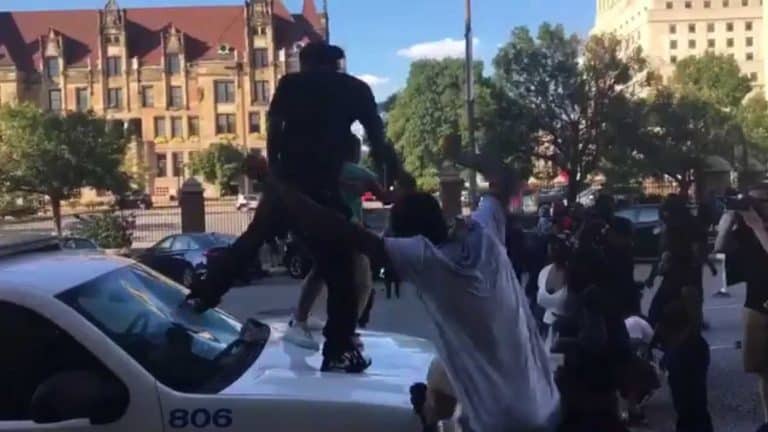 Zamieszki w Saint Louis po uniewinnieniu policjanta, który zabił murzyna