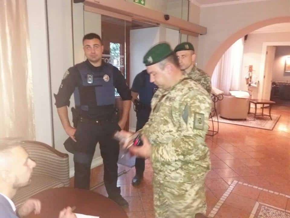 Policjanci i pogranicznicy przybyli do hotelu, w którym przebywa Saakaszwili