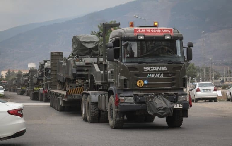 Tureckie kolumny wojskowe przekroczyły granicę z Syrią i wjechały do prowincji Idlib