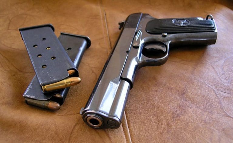 USA: Starszy mężczyzna przy pomocy broni palnej ochronił swą rodzinę przed włamywaczami. Jeden z napastników nie żyje