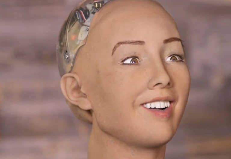 Arabia Saudyjska: Muzułmańscy prawnicy debatują czy robot przypominający w budowie kobietę powinien nosić tradycyjną chustę na głowie