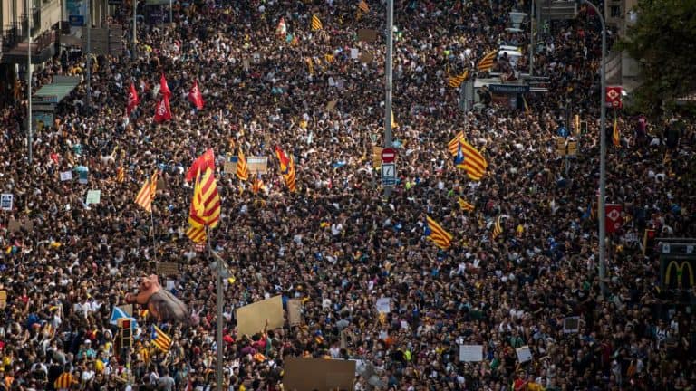 Nieprzebrane tłumy demonstrantów na ulicach katalońskich miast