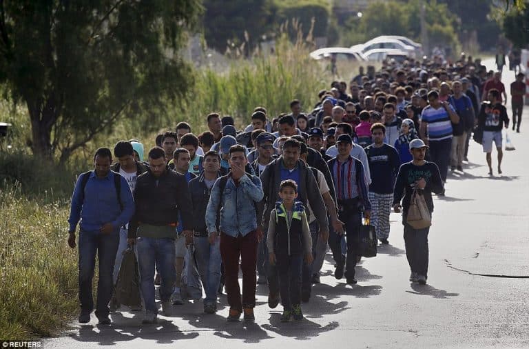 Szef MSW Niemiec ostrzega przed migracyjnym kryzysem i wzywa do… ochrony granic Unii