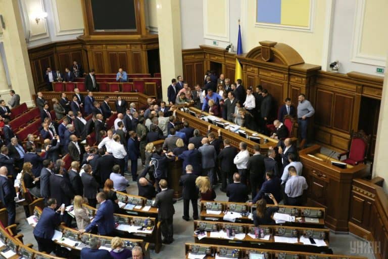 Blokada mównicy i przepychanki w parlamencie Ukrainy