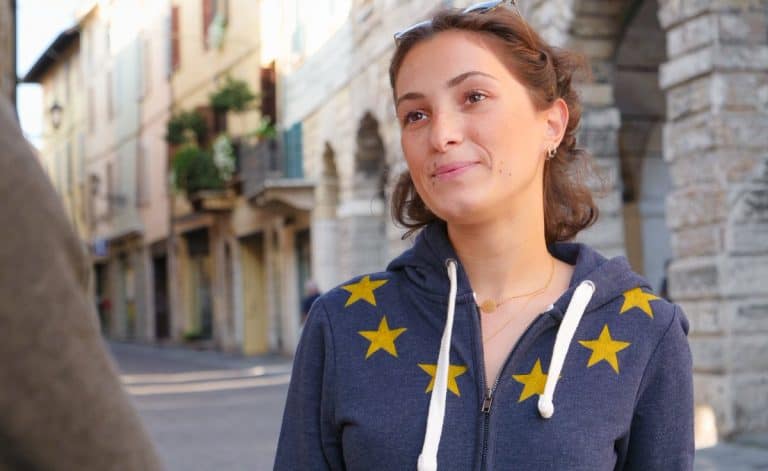 Gazeta Wyborcza zachęca swych czytelników do noszenia odzieży… „euro-patriotycznej”