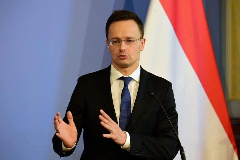 Węgierski rząd zaproponował przetransportowanie mającego być usuniętym krzyża z pomnika Jana Pawła II we Francji do swego kraju