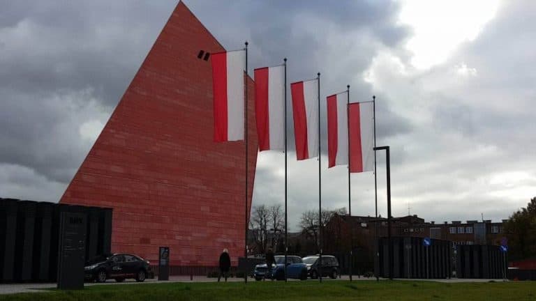 Pomaskę gorszy widok biało-czerwonych flag