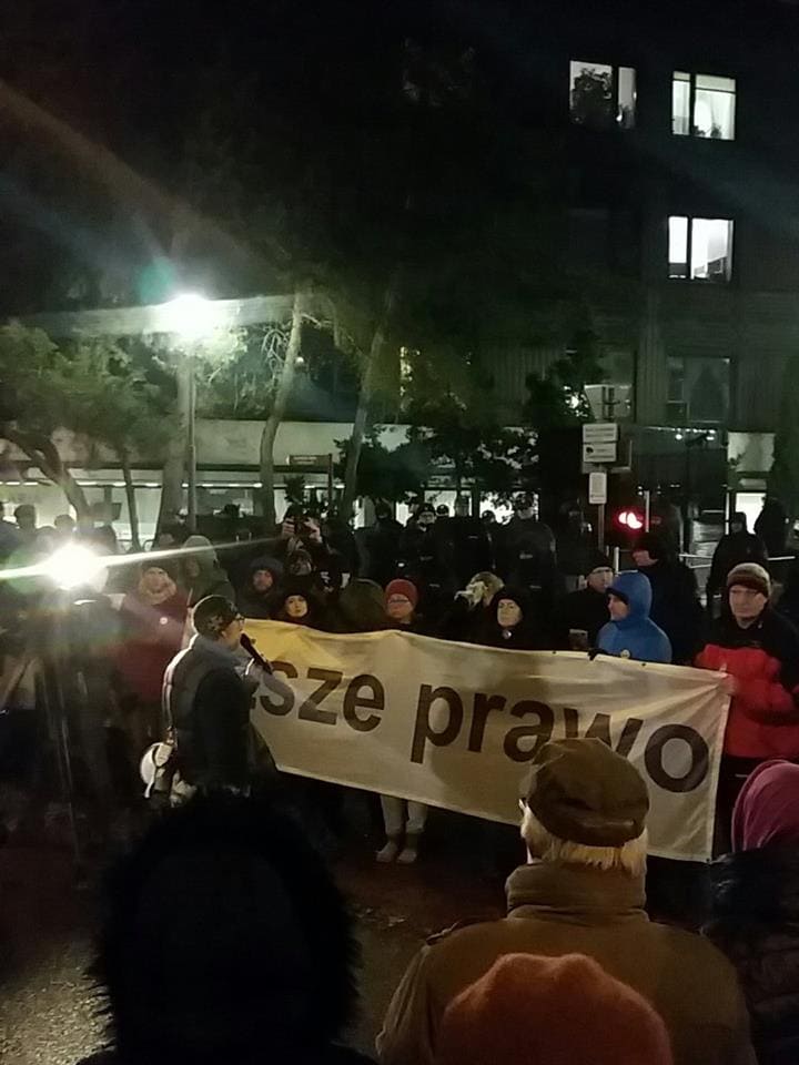 Klapa frekwencyjna na manifestacji w obronie status quo w sądownictwie