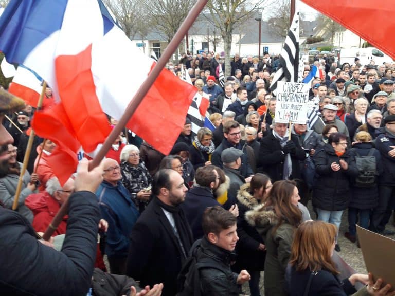 W Ploërmel odbyła się manifestacja przeciwko usunięciu krzyża z pomnika Jana Pawła II