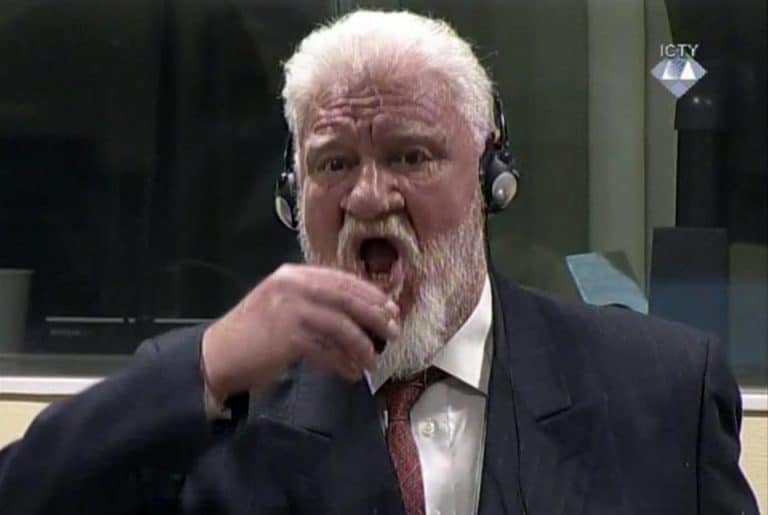 Oskarżony o zbrodnie wojenne Slobodan Praljak wypił truciznę po odczytaniu wyroku