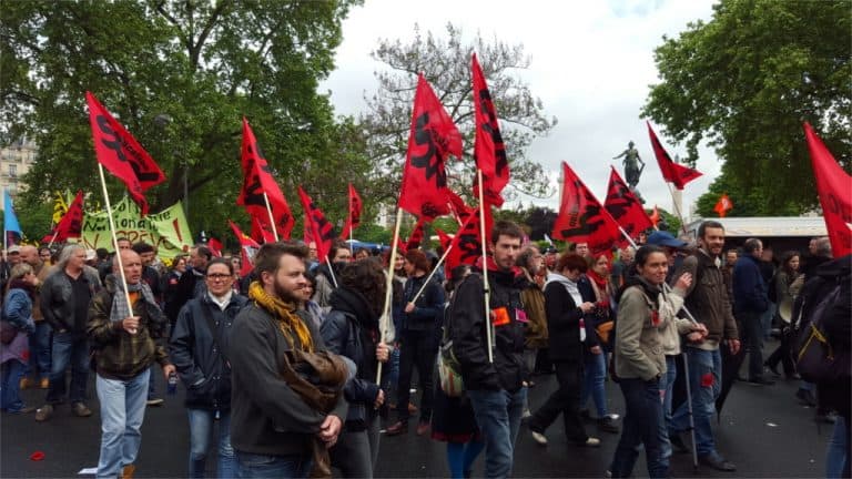Francja: Lewicowe związki zawodowe organizują warsztaty z zakazem wstępu dla białych
