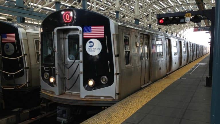 USA: Czarnoskóry bandyta zaatakował i pobił kobietę w metrze wykrzykując rasistowskie komentarze