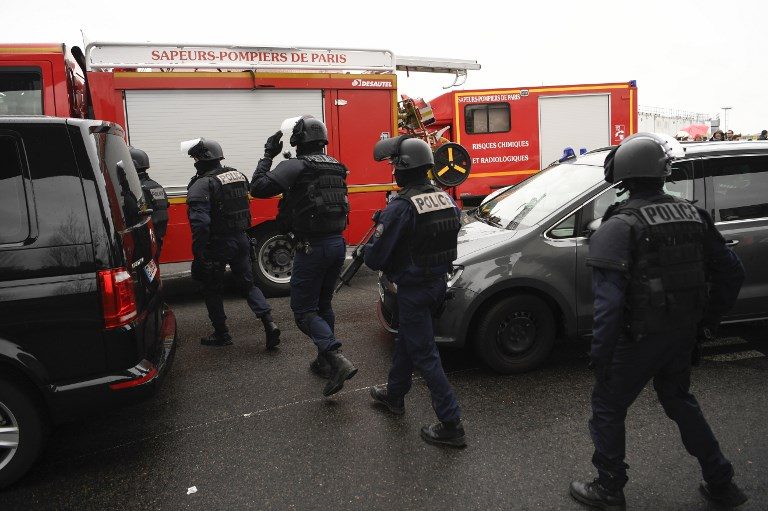 Dziewięciu zatrzymywanych w serii operacji antyterrorystycznych we Francji, udaremniono krwawy atak