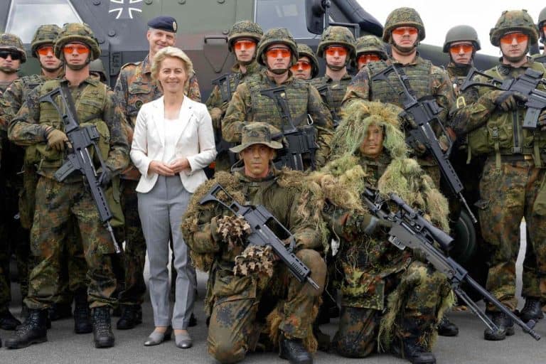 Niemiecka minister obrony: Musimy wspierać demokratyczny opór w Polsce