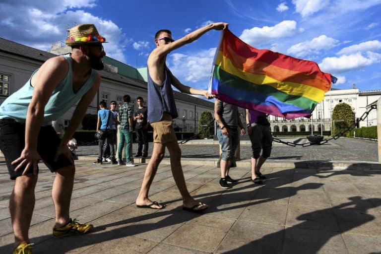 Decyzją sądu warszawska szkoła musiała przeprosić homoseksualnego ucznia