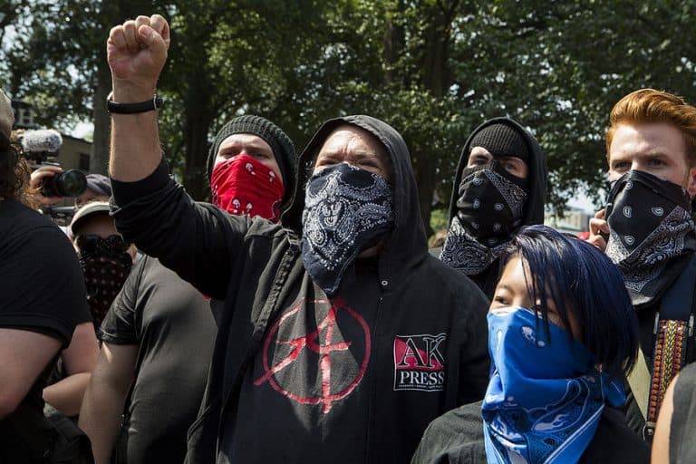 USA: Samochód potrącił aktywistę Antify podczas manifestacji (VIDEO)
