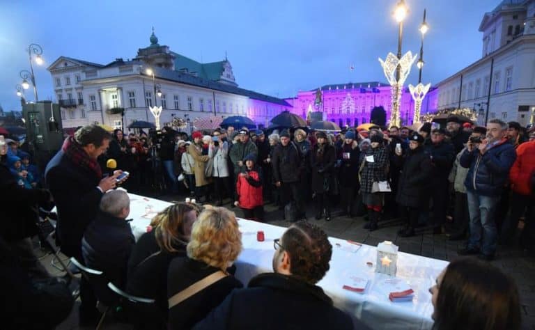 „Obrońcy demokracji” spędzili Boże Narodzenie pod Pałacem Prezydenckim