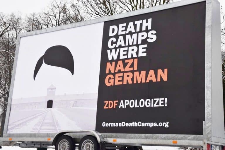 Sąd uchylił wyrok wobec kibica, który podczas meczu wywiesił tranparent z napisem German Death Camps
