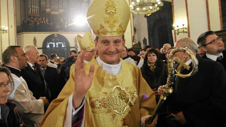 Bp Markowski: „Małżeństwo to związek mężczyzny i kobiety. To związek miłości, z którego rodzi się nowe życie”