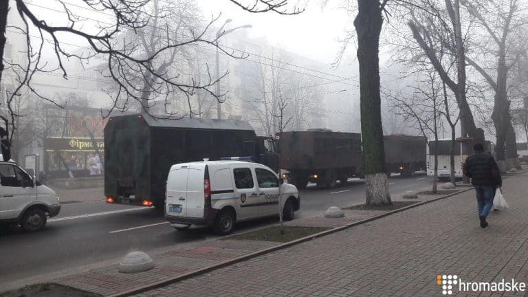Ukraińska policja i Gwardia Narodowa gotują się do odparcia szturmu na budynek SBU