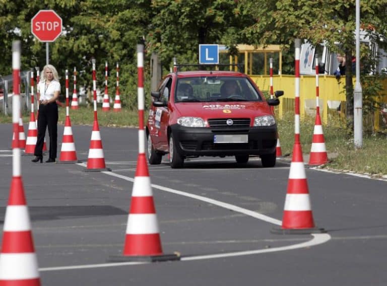 Świeżo upieczonym kierowcom nie będzie lekko – w przyszłym roku wchodzą w życie nowe przepisy