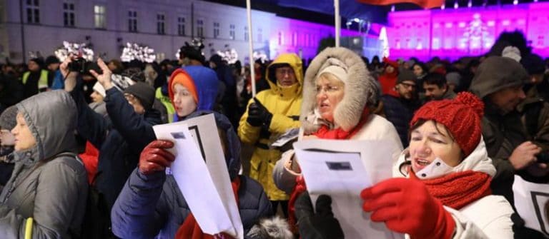 „Obrońcy demokracji” do reszty ześwirowali – zaśpiewali prezydentowi Dudzie „kolędę”