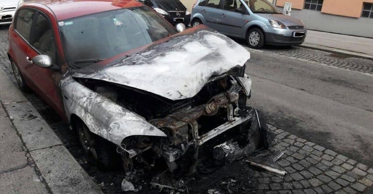 Bojówkarze Antify spalili samochód Martina Sellnera, przywódcy austriackich identytarystów