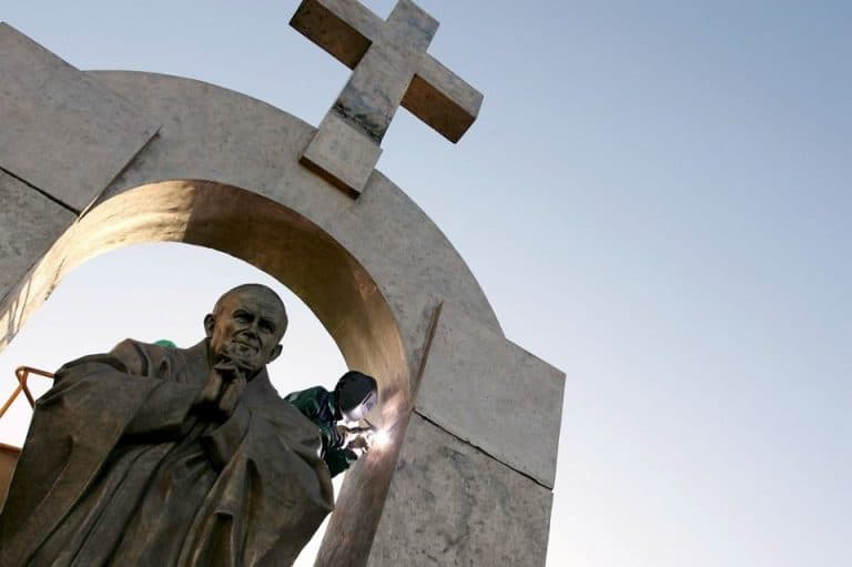 Po długiej walce pomnik papieża razem z krzyżem zostaje w francuskim mieście Ploermel