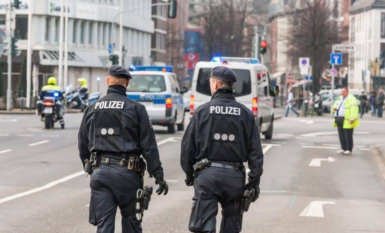 W Berlinie policja zatrzymała osoby mające powiązania z zamachowcem, który przed rokiem wjechał w tłum na jarmarku bożonarodzeniowym