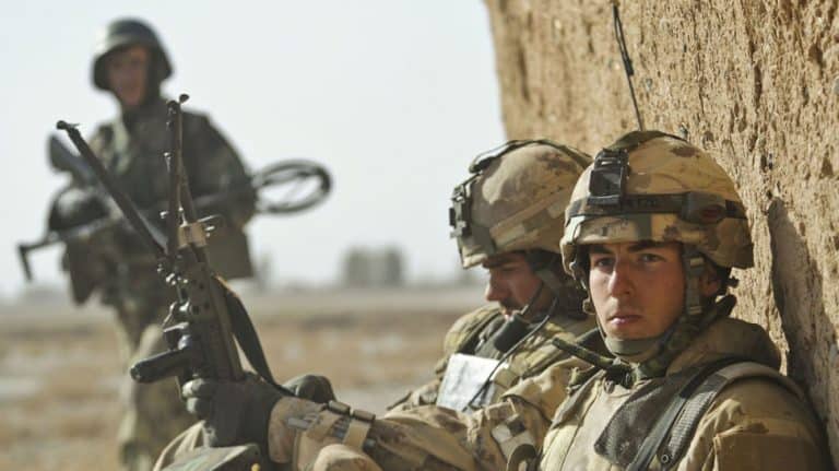 Brytyjski komandos odciął głowę terroryście przy użyciu saperki