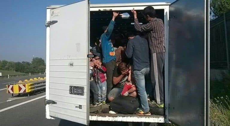 W Belgii ośmiu imigrantów włamało się do ciężarówki i upiło znalezionym tam piwem