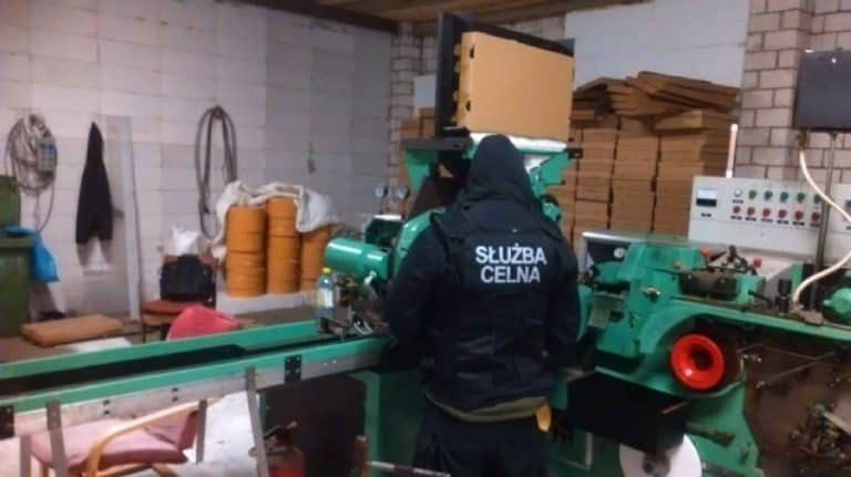Polskie służby zlikwidowały nielegalną fabrykę papierosów i zarekwirowały 10 ton tytoniu