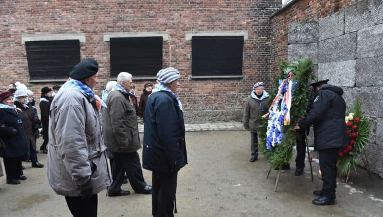 Byli więźniowie Auschwitz złożyli kwiaty pod Ścianą Straceń