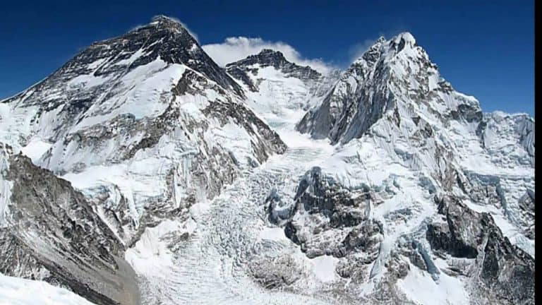 Himalaiści lecą helikopterami na Nanga Parbat