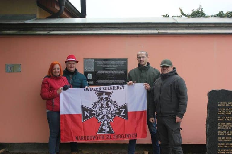 W Holiszowie wmurowano tablicę upamiętniającą wyzwolenie obozu koncentracyjnego przez Brygadę Świętokrzyską NSZ