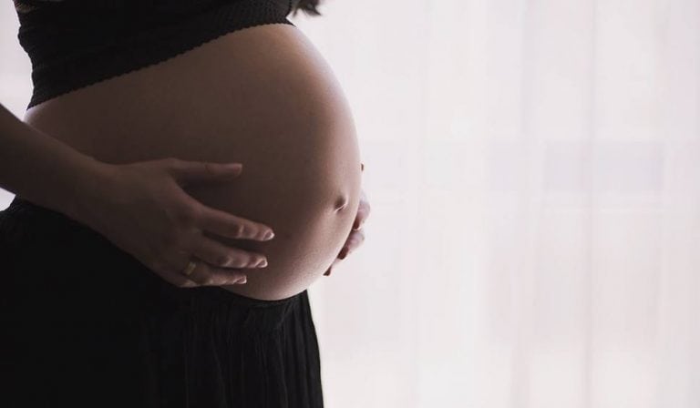 W Niemczech imigrant z Afganistanu skopał ciężarną kobietę po brzuchu
